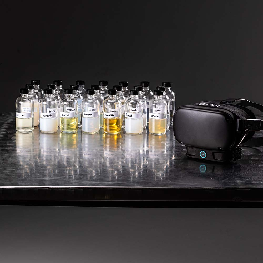 Tai nghe OVR hoạt động giống như các thiết bị VR khác, tuy nhiên, hộp mực ION giúp tạo mùi thơm từ các hợp chất hóa học tạo.