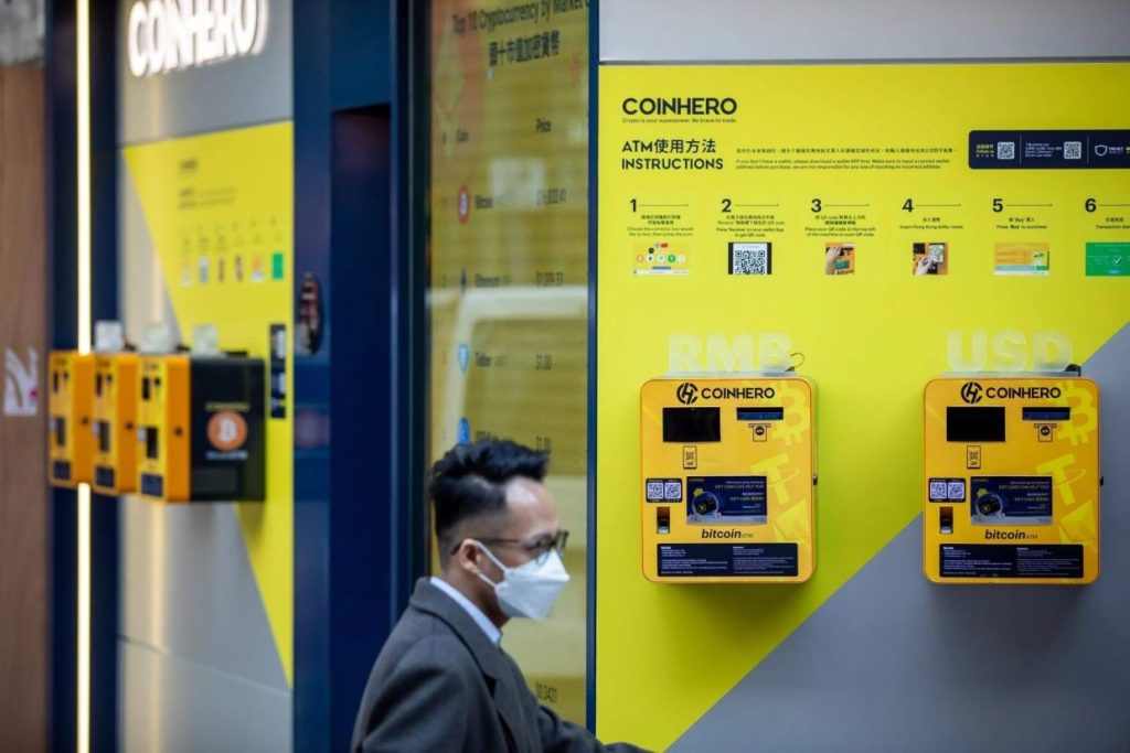 Máy ATM bitcoin, do Coinhero vận hành, ở Hồng Kông, vào ngày 21 tháng 12. Hồng Kông có nhiều máy ATM bitcoin hơn bất kỳ thành phố châu Á nào khác. Ảnh:Bloomberg